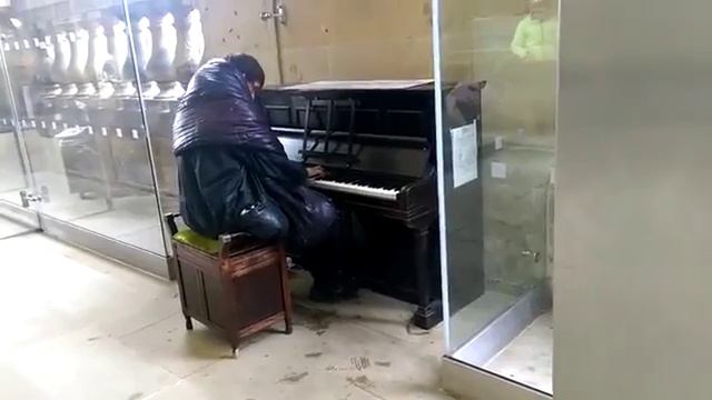 У каждого бездомного человека есть тяжелое прошлое,,,, смотреть онлайн