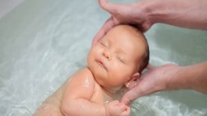 Что делать, если грудничку попала вода в уши