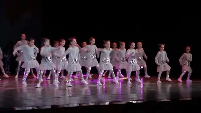 19. «Лучше всех!» Эстрадно-современный танец +  Брейк, постановка Журавлева Лариса, Захаров Алексей
