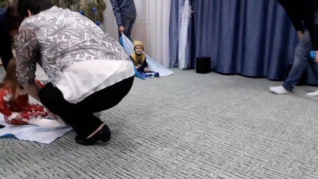 Сани, катитесь в лес сами! Не катятся... Пришлось лошадок запрягать смотреть онлайн