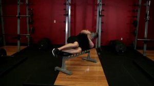 Подъем гантели, лежа на боку