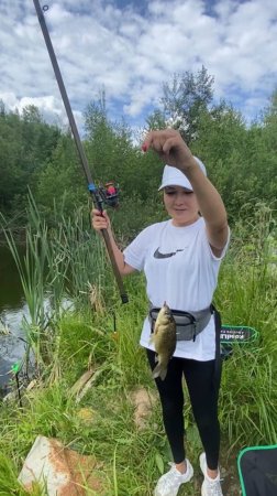 Я рыбачу, муж сальцо кушает😂 #рыбалка #карась #хочуврек #shorts #fishing