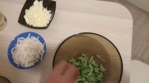 Салат из кальмаров и свежих огурцов. Салат на скорую руку.