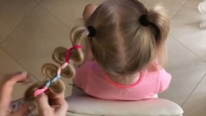 Косы с резинками. Два высоких хвоста украшенные резинками