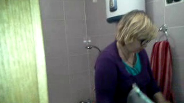 Мать в ванне стирает трусы смотреть онлайн