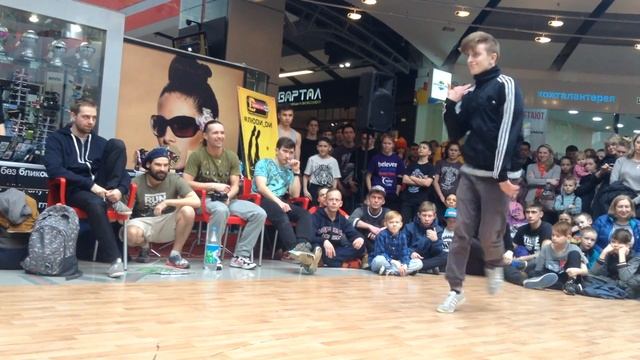 Bumblebee vs Dave (Герои нашего времени 2) смотреть онлайн