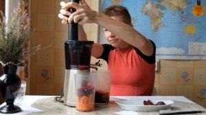 Сок свеклы, моркови и лимона шнековой соковыжималкой Redmond RJ-930S