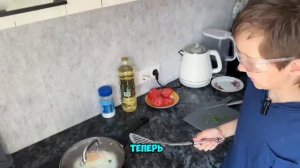 Готовим яичницу.