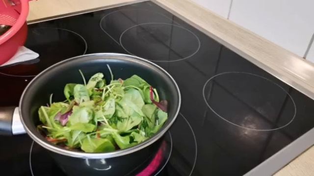 Обед диабетика. Мясные рулетки и салат.