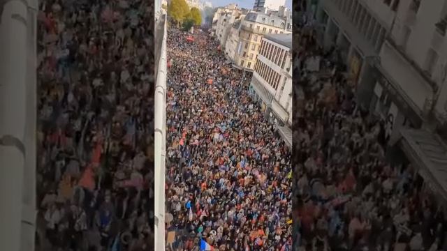 Итогом протестов в Париже стала объявленная забастовка рабочих с 18 октября.