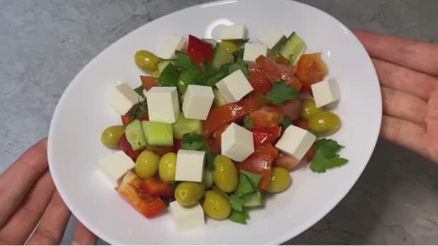 Салат а-ля греческий, но со своей изюминкой: вкусный салат из свежих овощей