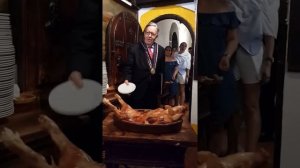 Разделка молочного поросёнка тарелкой.