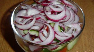 Овощной салат с брынзой и орехами