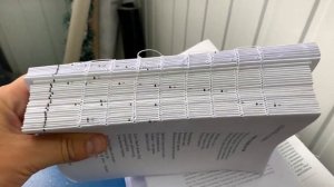 Как делают книги | Процесс сшивки тетрадей книжного блока на ниткошвейной машине