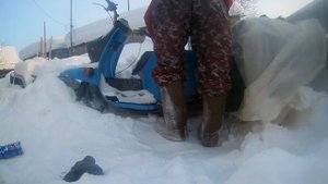 Запускаем муравей в -25,) Карбюратор к62г! Мотороллер муравей в морозы!)