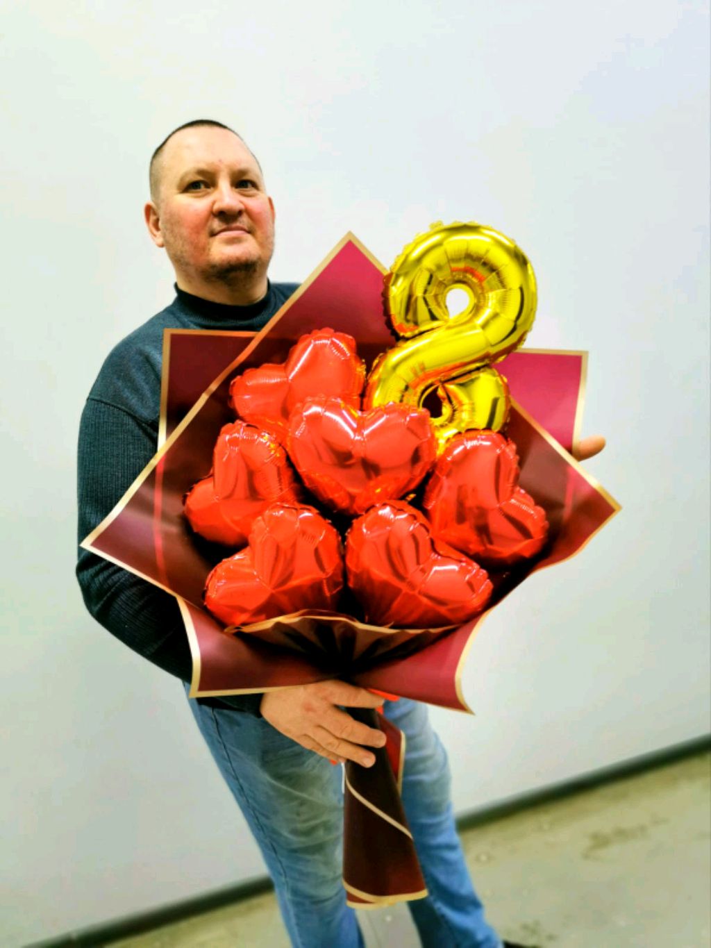 Это я. Такая у меня работа, дарить людям эмоции. Улыбаться им и делать красивые вещи.