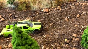 Мультики про машинки. Крокодил напал на пикап с прицепом и синий джип