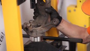 Så byter du främre hjullager på FORD MONDEO 3 [GUIDE]