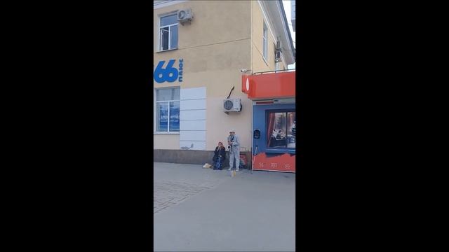 35. Дедушка с Бабушкой Мило Играет на Саксафоне около АвтоВокзала в Екатеринбурге. смотреть онлайн