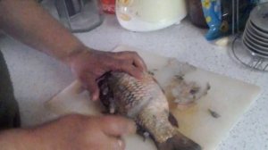 Как почистить рыбу быстро, чтоб на кухне было чисто