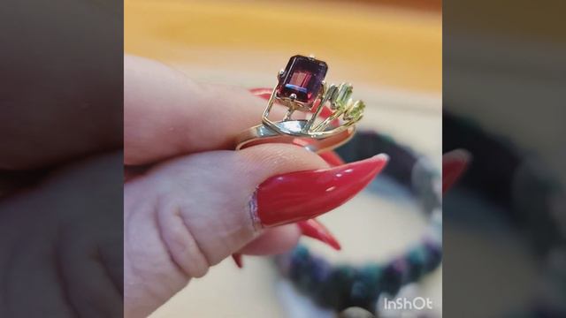 Кольцо с гранатом и хризолитами. Золото 585. 2.57гр. р.17.5. 22000