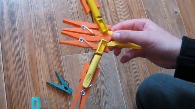Как сделать самолёт из прищепок