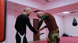 Как работают приемы от НОЖА? Защита от УДАРА ножом в живот и по лицу (18+) Самооборона ПО ПОНЯТИЯМ