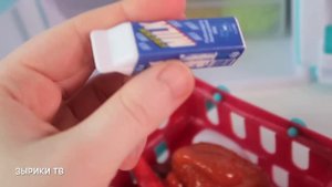 Куклы Пупсики Играют в Холодильник Новую Игрушку. Детский канал Зырики ТВ