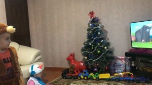 Мишка косолапый по лесу идёт