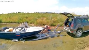 Подъём  лодки Днепр на прицеп!