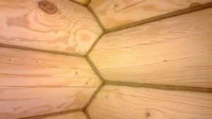 Сверлю отверстие под трубы отопления в бревне сруба. Дешево и быстро..mp4