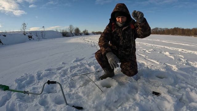 РЫБАЛКА НА НАЛИМА В ФЕВРАЛЕ.ПРОВЕРИЛИ ОСТАВЛЕННЫЕ НА НОЧЬ ПОСТАВУШКИ.ЭТА СНАСТЬ РАБОТАЕТ ВСЕГДА! смотреть онлайн