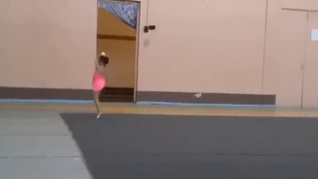 Невероятные гимнастические упражнения 4-х летнего ребенка смотреть онлайн