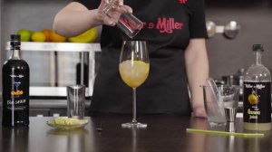 Безалкогольный коктейль “Голубая Лагуна” с сиропом «Блю-Кюрасао» Miller&Miller