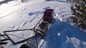 Катаюсь на мотобуксировщике по глубокому снегу.