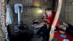 🪓 Woman Lives Alone in a Grass Hut in the Winter Wilderness