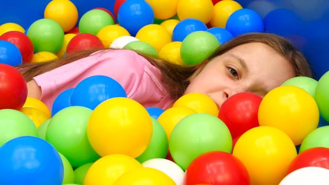 Леди Баг VS Герои в Масках! Что случилось с Кэтбоем и Гекко? Охотники за игрушками и бластер NERF смотреть онлайн