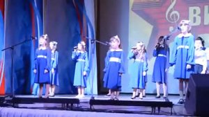 Детский вокальный ансамбль Глория  Исполняют песню Мама жди