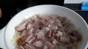 Капуста брюссельская, поджаренная с мясом и луком