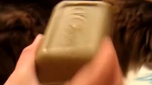 Кот ест мыло!