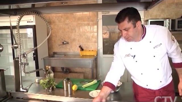 Салат с креветками и сельдереем готовим с Аленой Высоцкой и шеф-поваром Эдуардом Тибиловым смотреть онлайн