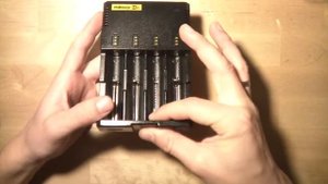 Видео обзор зарядного устройства NiteCore I4