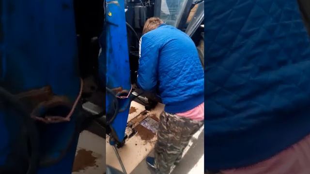 Весело ремонтируем трактор МТЗ.))) смотреть онлайн