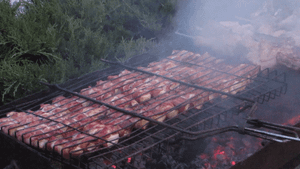 Курица с беконом жареная на костре, как приготовить