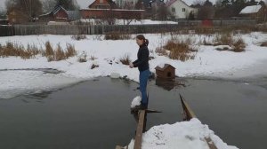 Девушка падает в ледяное озеро