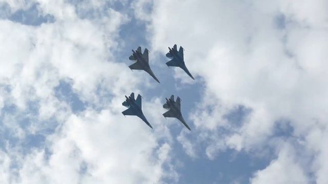 Полет липецких пилотажников над дз "Липецк" смотреть онлайн