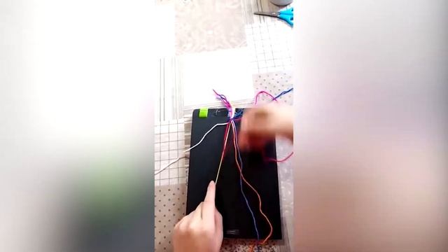 Видео-урок 4. Плетение аксессуара из разноцветных ниток смотреть онлайн