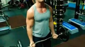 Подъем штанги перед собой на передние дельты