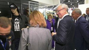 Подарок министру - Лопата! из бутика брендовой продукции на стенде ГАЗ Комтранс