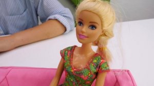 Видео для девочек - Барби готовит маски - Видео про кукол